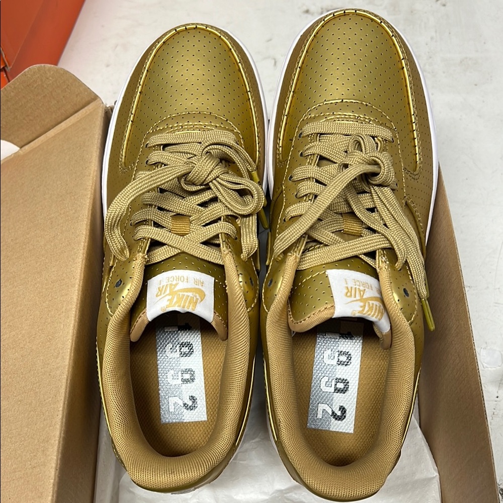 Nike Air force 1 ‘07 LV8 Gold Low Tops
